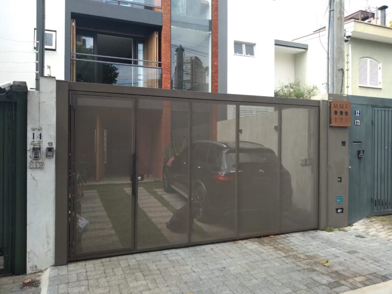 portão basculante com revestimento em chapa perfurada