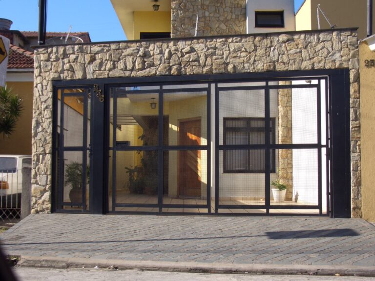 portão basculante e porta social em tela ondulada